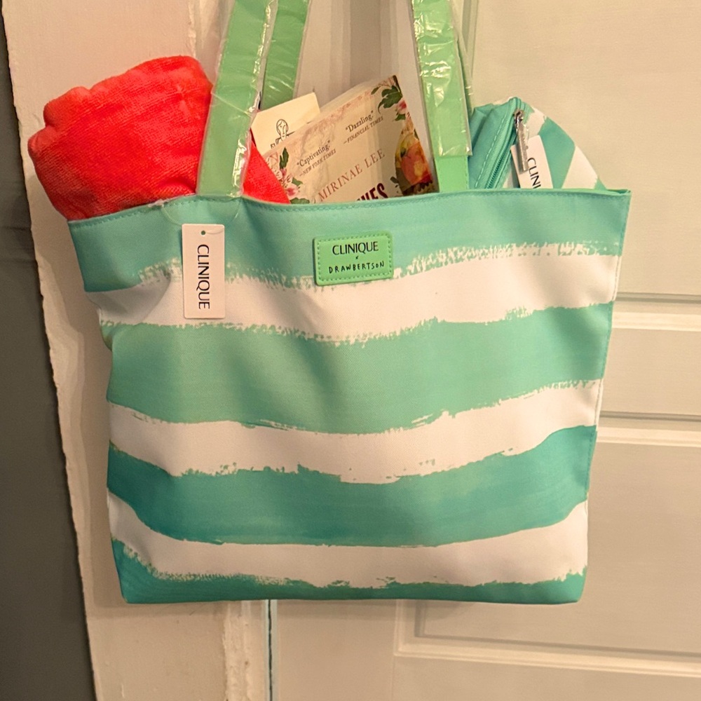 NWT Beach 🏖️ and matching cosmetics bags